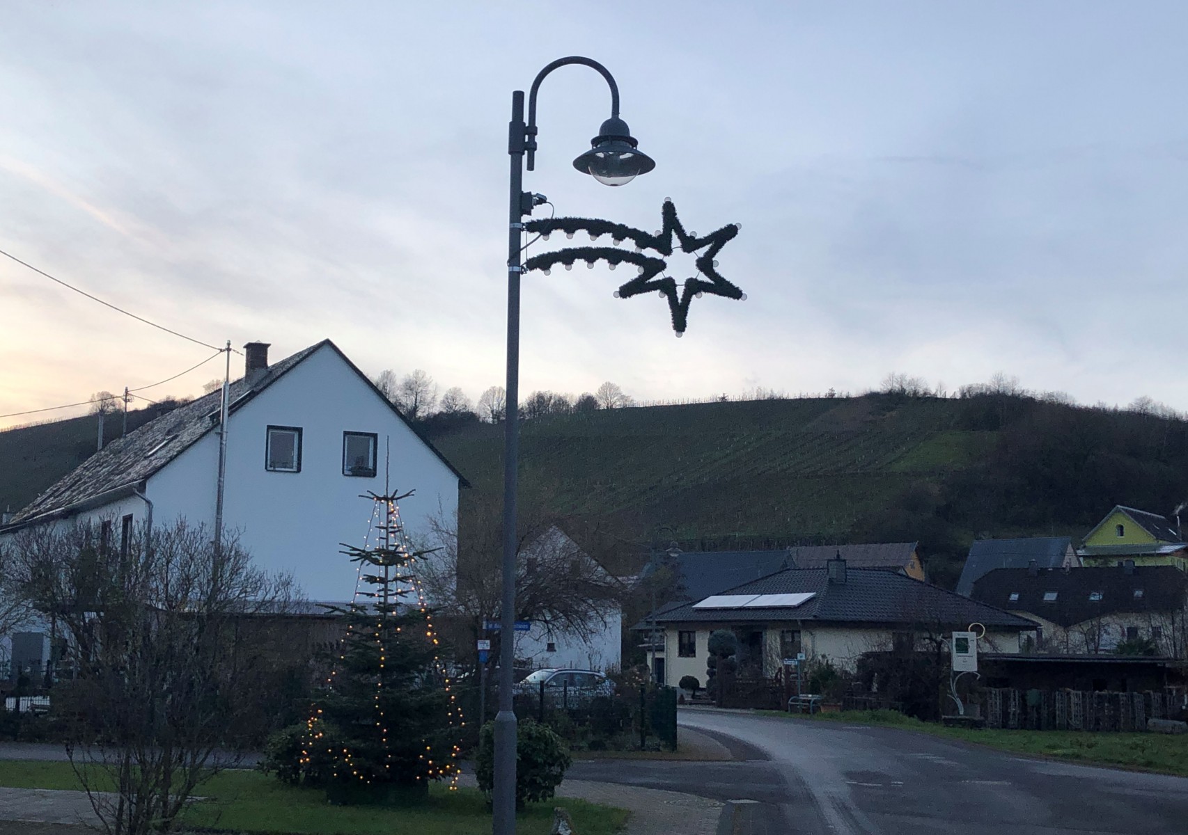1920_201217-foto-burgen-weihnachtsbeleuchtung.jpg