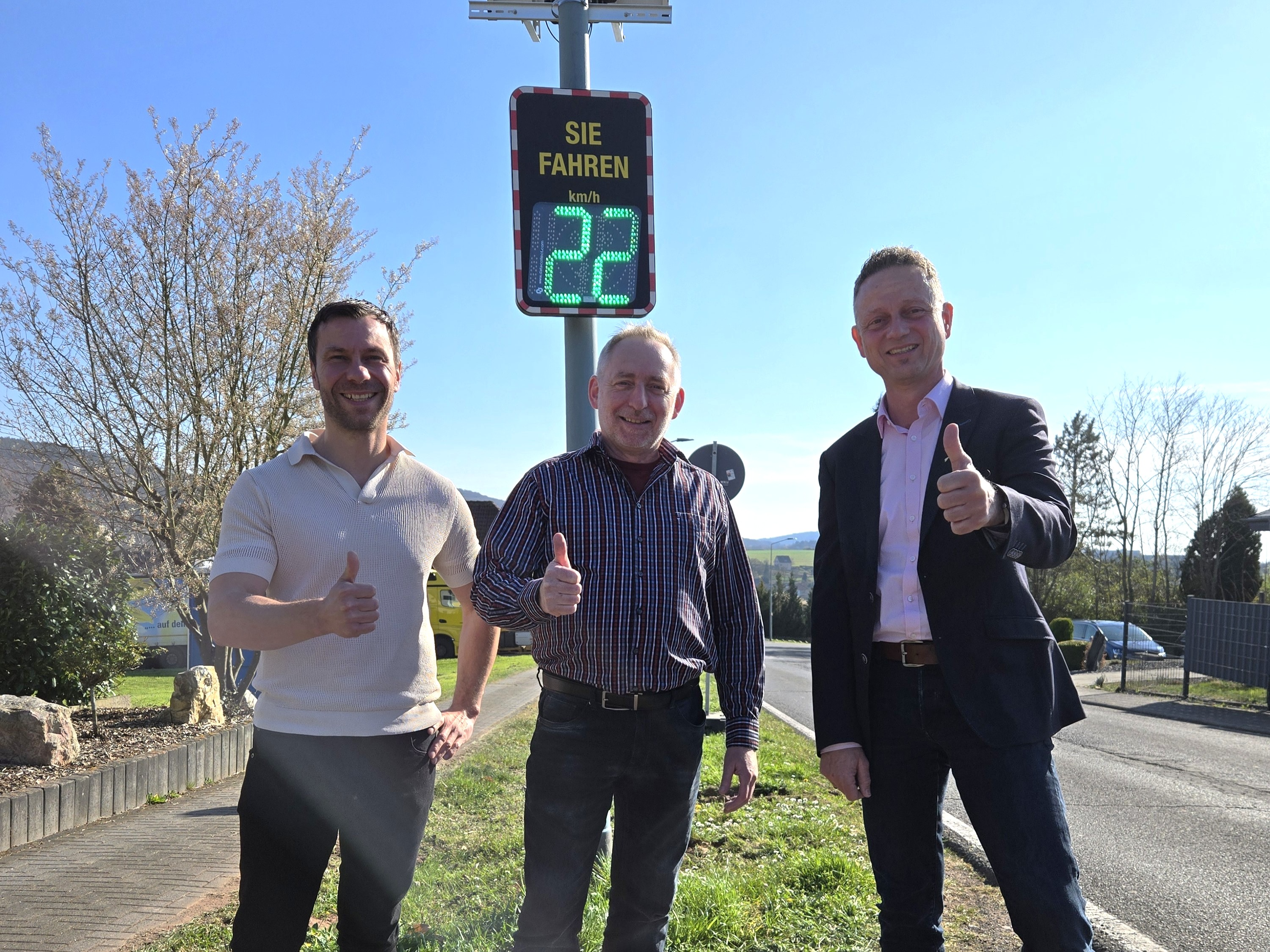 Neue Geschwindigkeitsanzeige wirbt in Kinderbeuern für mehr Verantwortung im Straßenverkehr