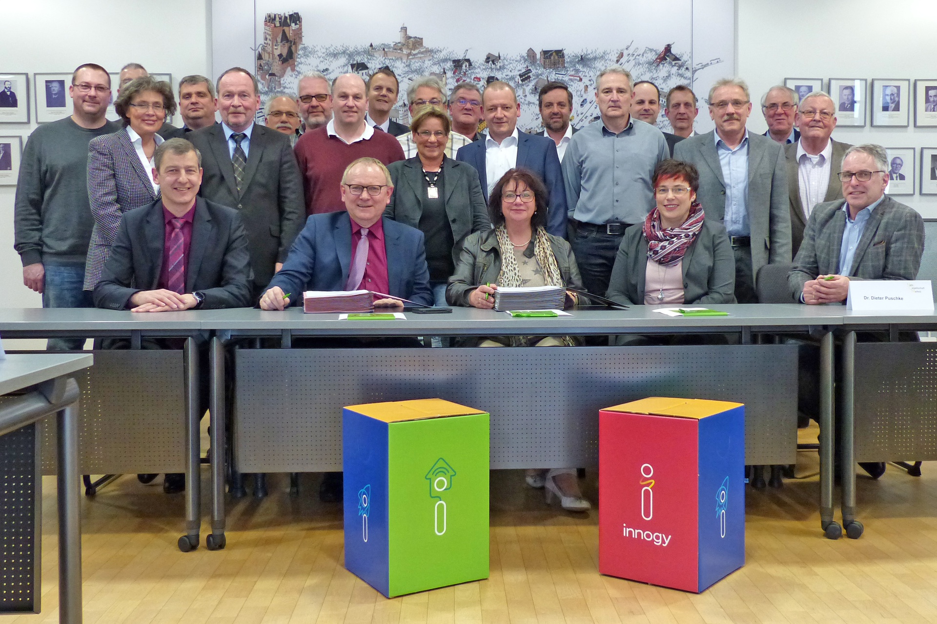 1920_170323-foto-innogynetzgesellschaftmaifeldstromkonzessionsvertrag-383541.jpg
