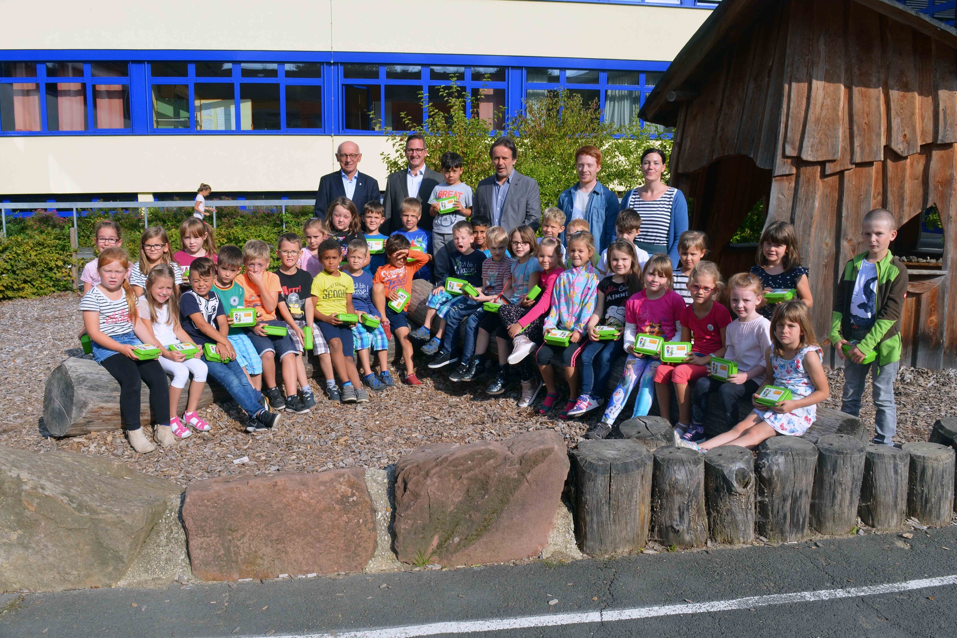 1920_170825-foto-innogy-erstklaumlsslerdergrundschulekyllburgerhaltenzureinschulunguumlberraschungvoninnogy-865482.jpg