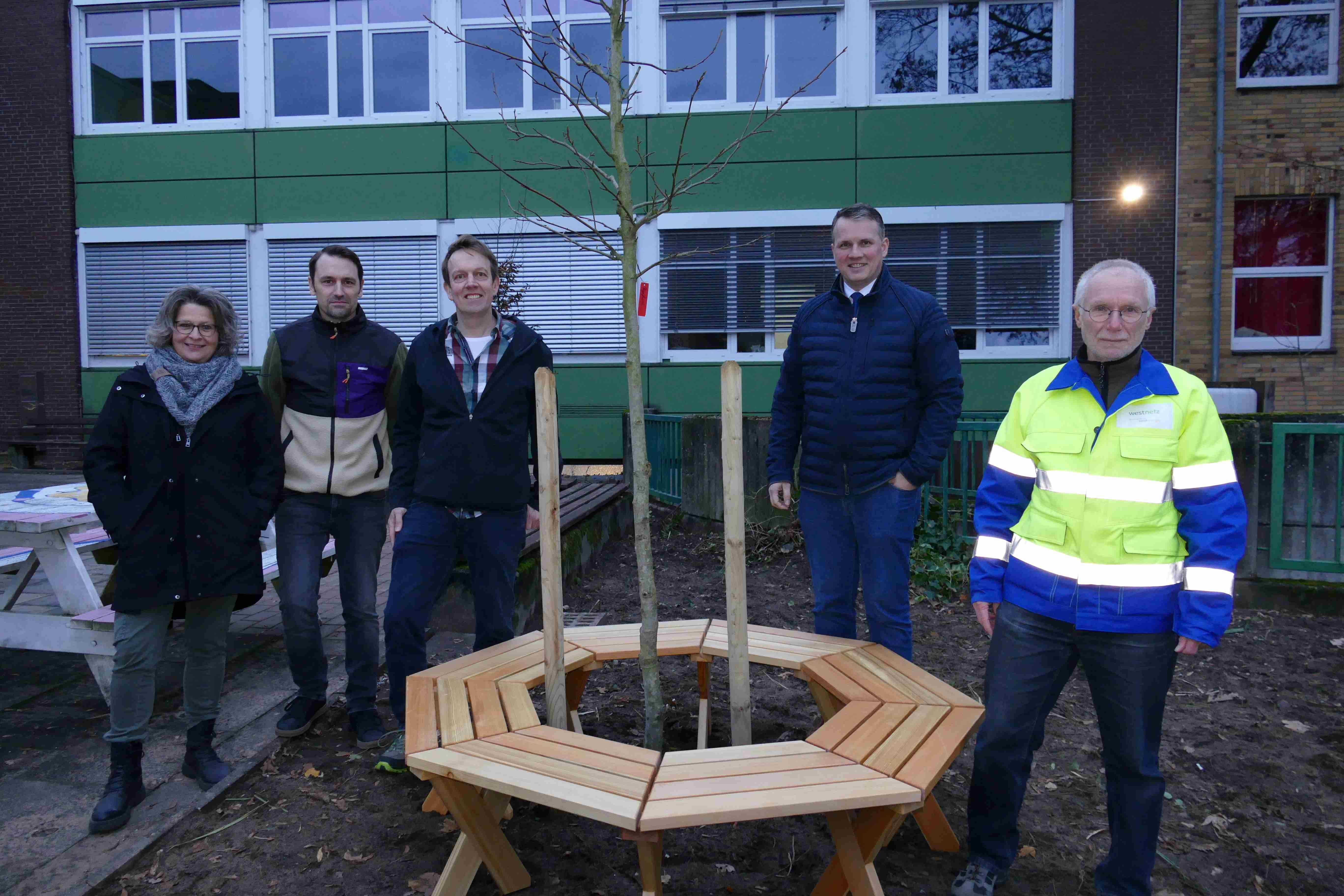 241126 avO Rundbänke Montessori Dorsten.JPG