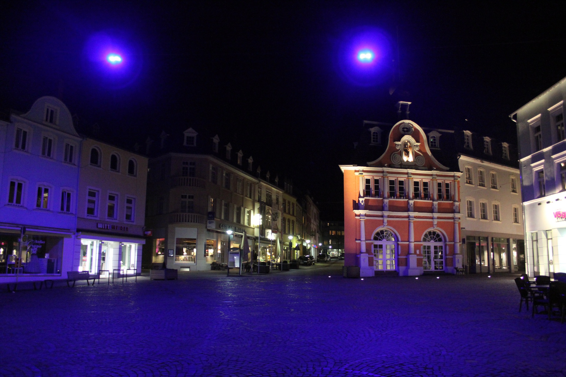 1920_170317-foto-innogy-led-beleuchtung-marktplatz-wittlich-blau-897110.jpg