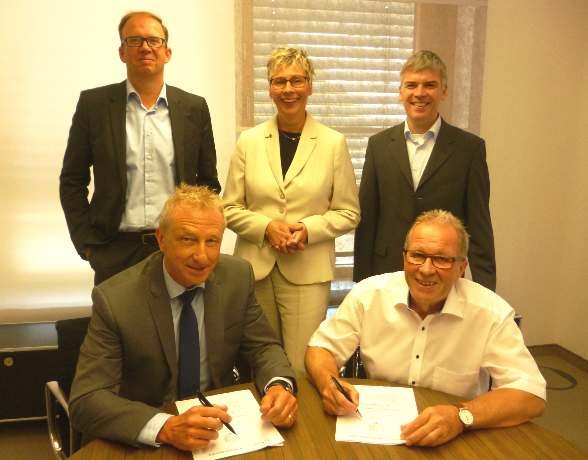 1920_180803fotounterzeichnunggesellschaftsvertragholzwickedei-183201.jpg