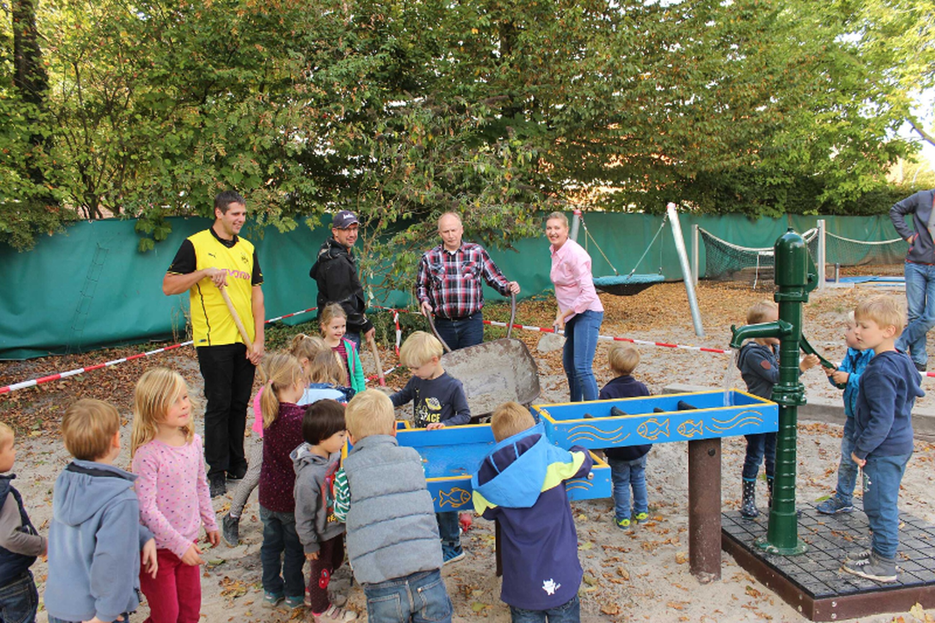 1920_30092016-kinder-spielen-ab-jetzt-im-matsch-677280.jpg