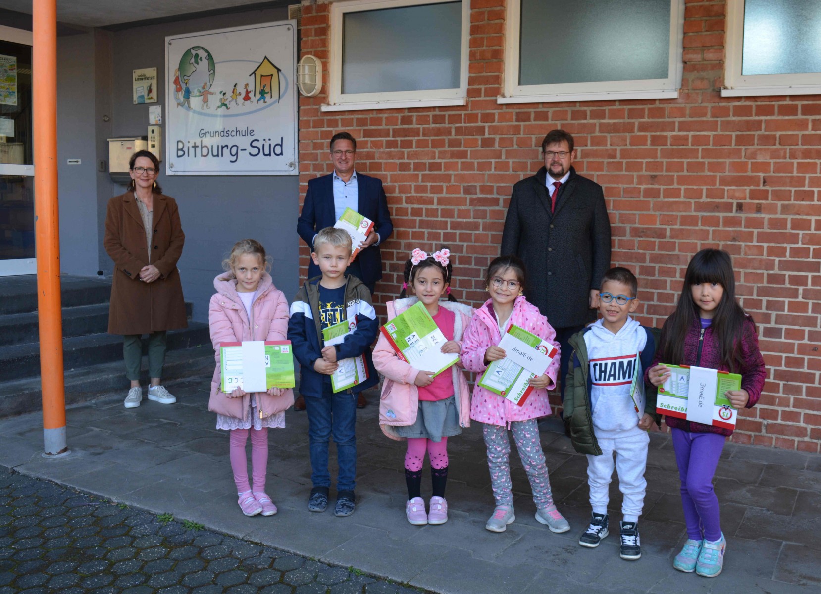 1920_211001-fotoschulheftuumlbergabe-gs-bitburg-suumld-2.jpg