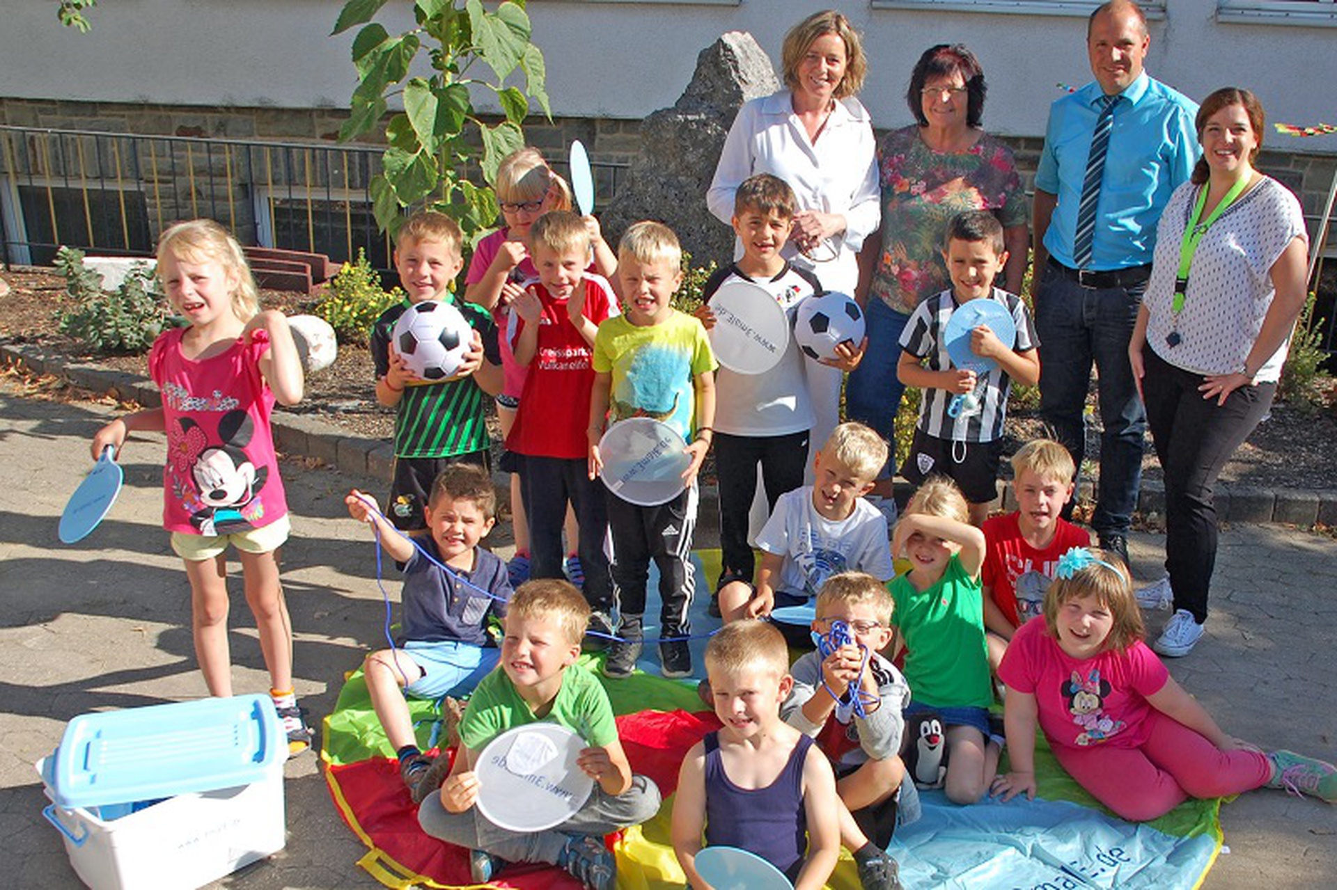 1920_uberdievoninnogymitgebrachtenbewegungspaketefreutensichdiekinderdergrundschuleuxheimgemeinsammitverbandsburgermeisterinheikebohnrektorinhelgadixiusthomashauvoninnogyaussaffigundklassenlehrerinstefanbusert-714307.jpg